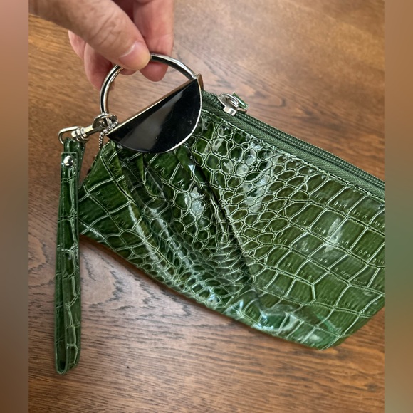 Emerald green Lulu’s Wristlet. Snakeprint faux leather. Silver accent 1/2 circle - Picture 2 of 4